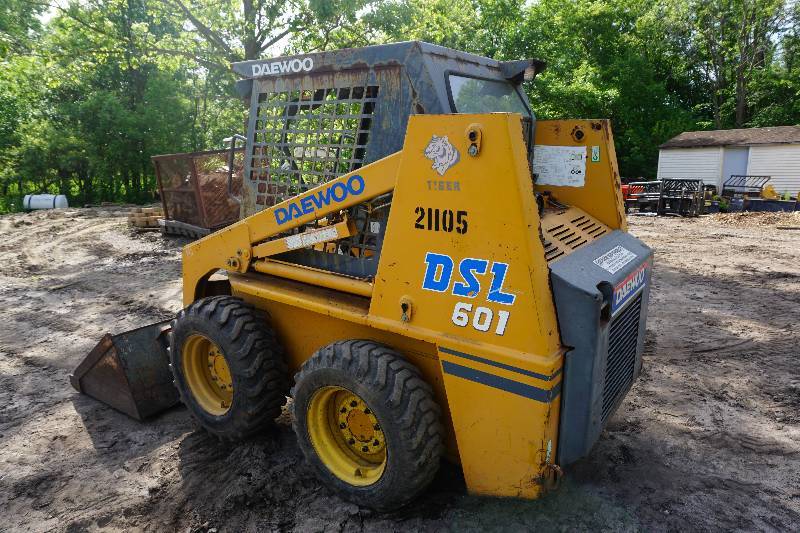 lot 9 image: 1999 Daewoo Model DSL601 Bobcat Skid Loader Skid Steer