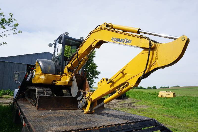lot 3 image: 2006 Komatsu Model PC50 MR2 Tracked Excavator