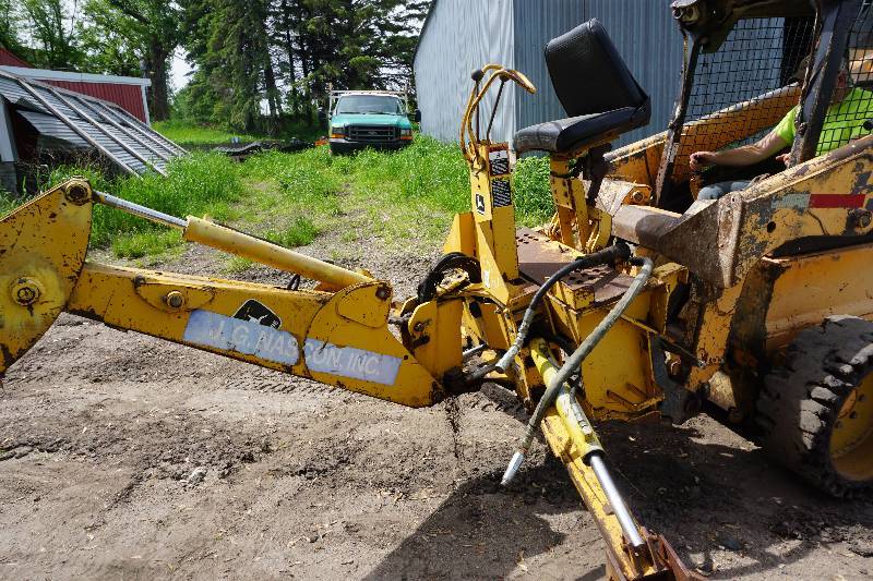 lot 14 image: John Deere Model Pro 850 Universal Mount Bobcat Skid Loader Skid Steer Hydraulic Back Hoe Attachment