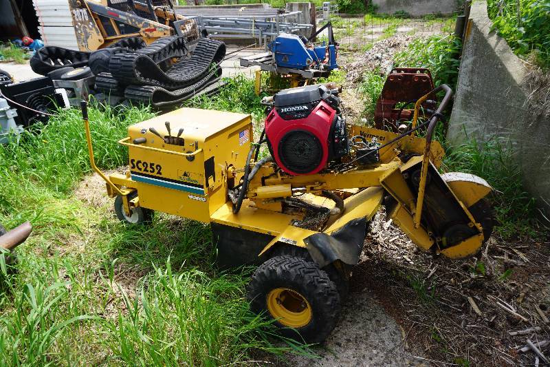 lot 6 image: Vermeer Model SC252 Power Stump Grinder