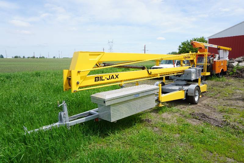 lot 5 image: Bil Jax Model XLB-4725A Pull Behind Man Lift
