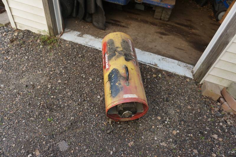 lot 70 image: Universal Brand 35,000 BTU Propane Heater