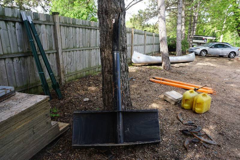 lot 27 image: Tomahawk Brand Universal Mount Bobcat Skid Loader Skid Steer Boom Lift