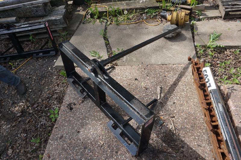 lot 31 image: Versatech Brand Universal Mount Bobcat Skid Loader Skid Steer Bale Handling Attachment