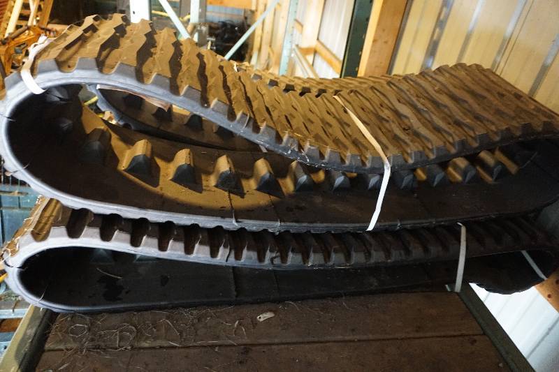 lot 48 image: Single Rubber Bobcat Skid Loader Skid Steer Excavator Rubber Track