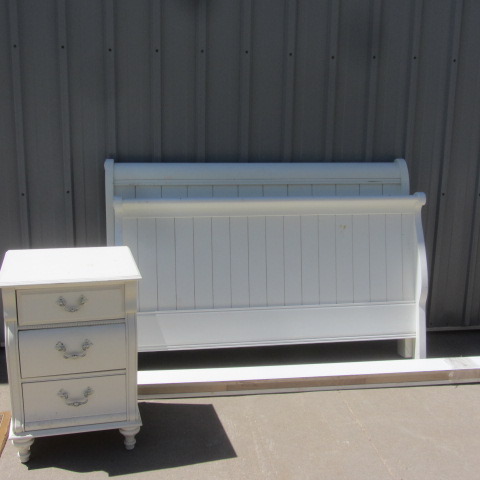 lot 2 image: Queen Sleigh Bed, Nightstand
