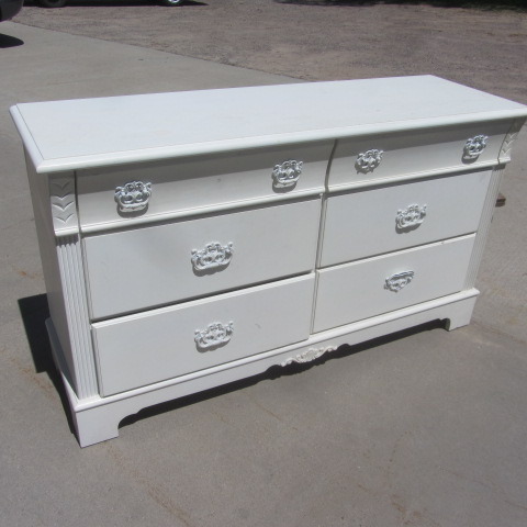 lot 4 image: Master Dresser