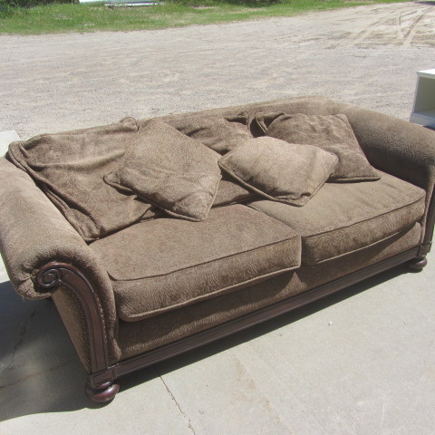 lot 8 image: Bernhardt Sofa