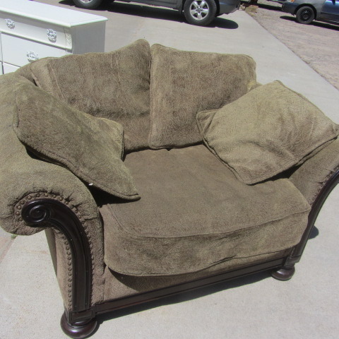 lot 9 image: Oversized Chair