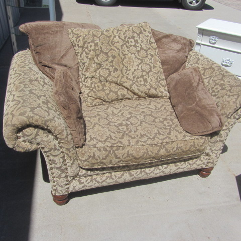lot 10 image: Oversized Chair