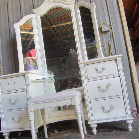 lot 3 image: Dressing Vanity