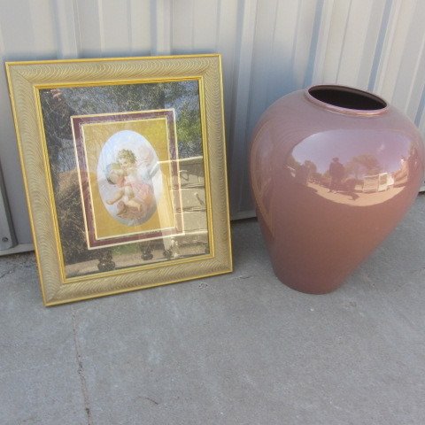 lot 16 image: Vase, Picture of Cherub