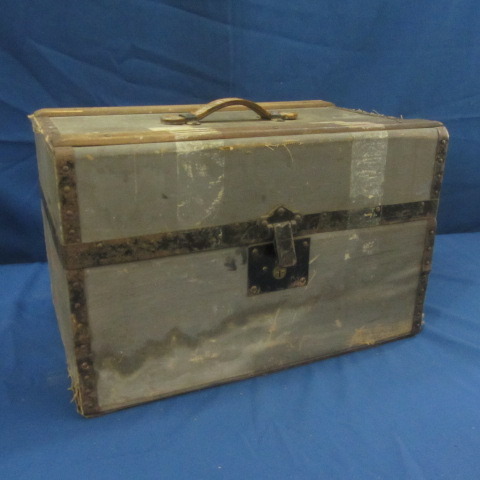 lot 21 image: Vintage Wooden Trunk