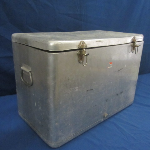 lot 22 image: Vintage Aluminum Cooler