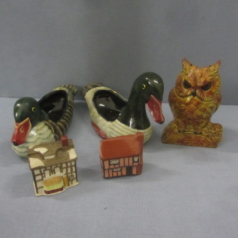 lot 40 image: Ceramic Birds & Houses