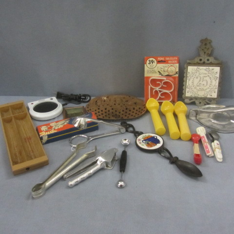 lot 59 image: Kitchen Gadgets