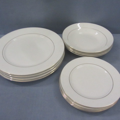 lot 60 image: Dinnerware