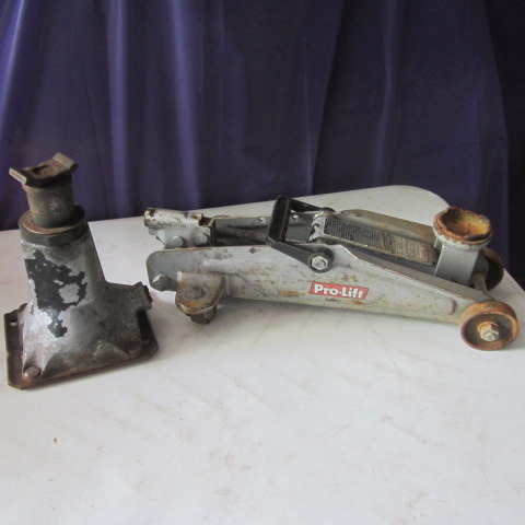 lot 125 image: Floor & Bumper Jacks