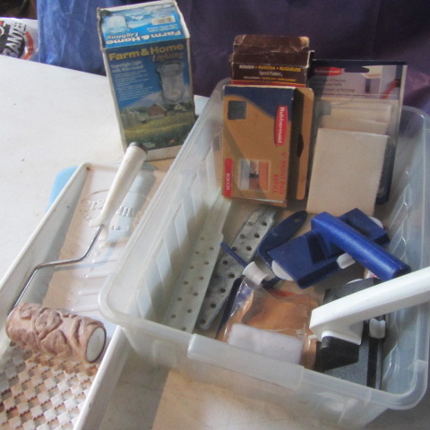 lot 128 image: Painting Supplies, Light