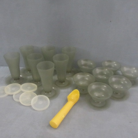 lot 166 image: Vintage Tupperware