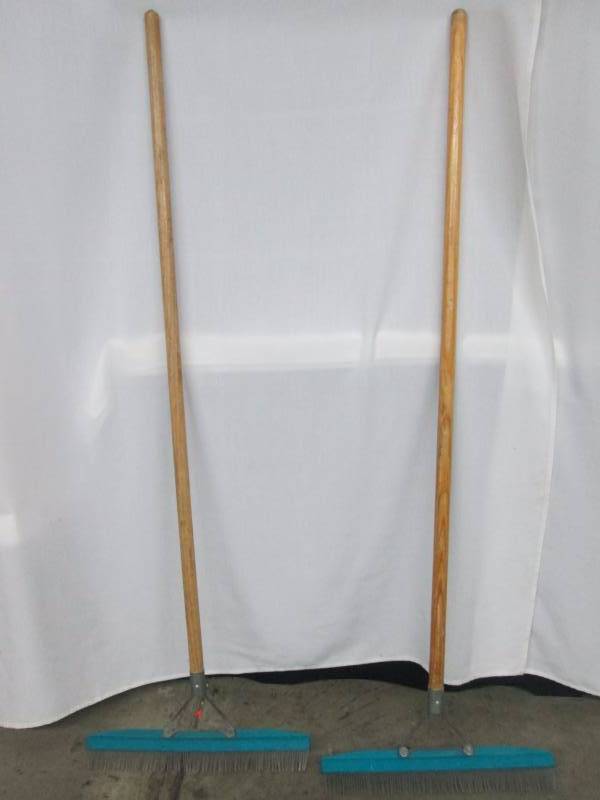 2 Grandi Groom Carpet Rakes