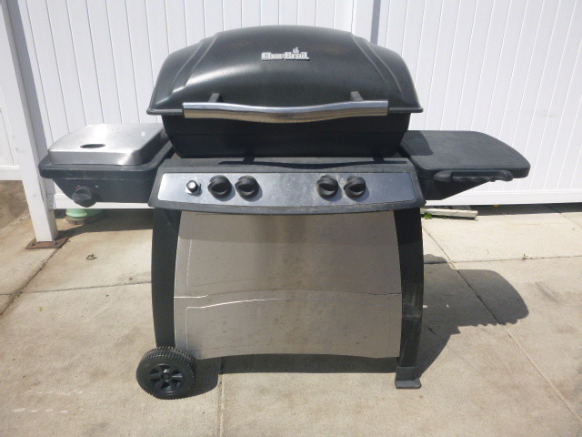 lot 6 image: Char Broil Gas Grill