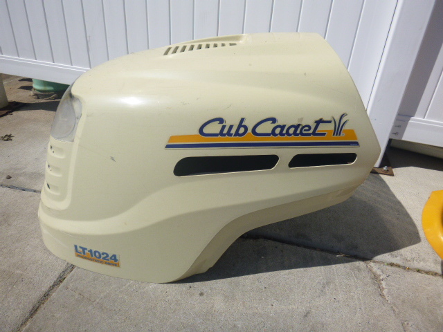 lot 8 image: Cub Cadet Hood