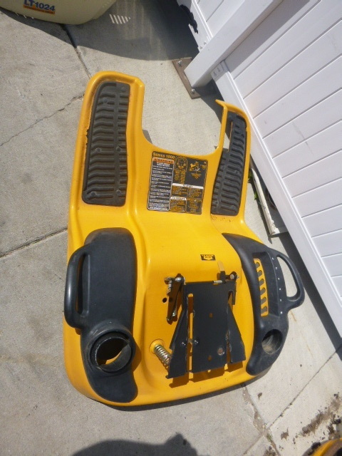 lot 10 image: Cub Cadet Body