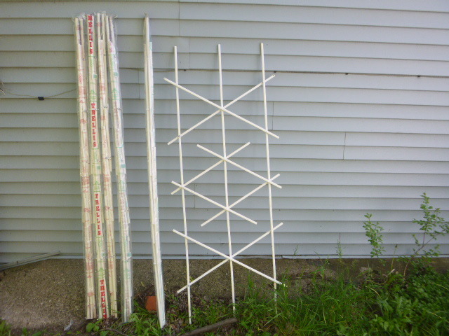 lot 14 image: 6 Garden Trellises