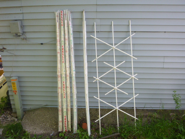lot 16 image: 6 Garden Trellises