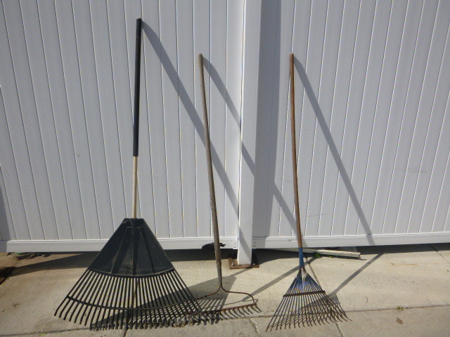 lot 18 image: 3 Rakes