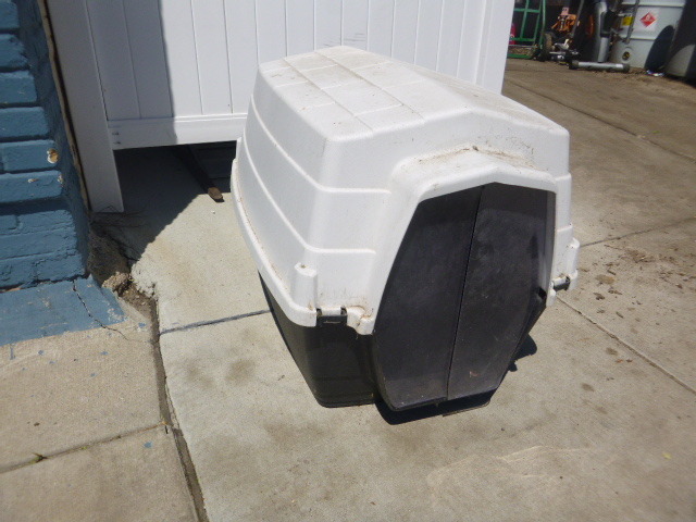 lot 26 image: Dog House