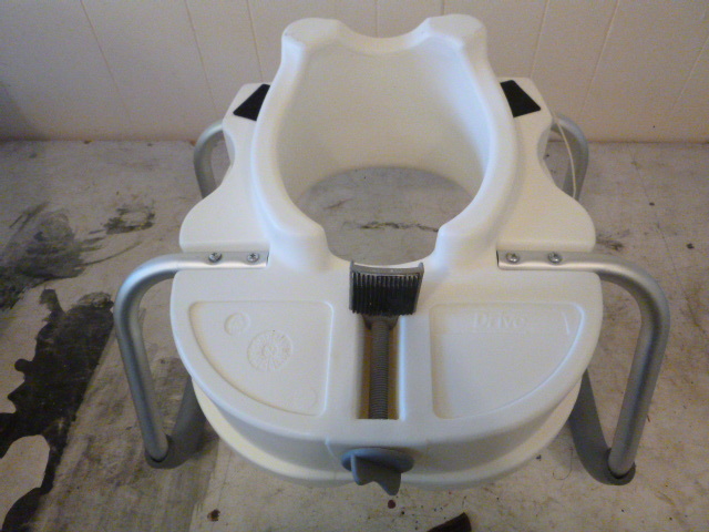 lot 33 image: Drive Locking Elevated Toilet Seat