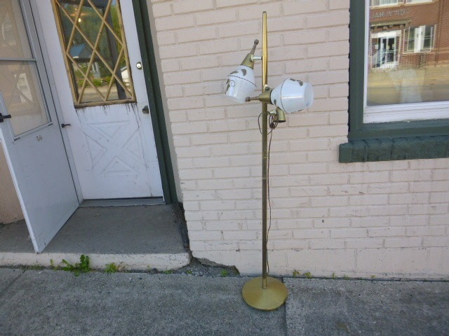 lot 35 image: Vintage Floor Lamp