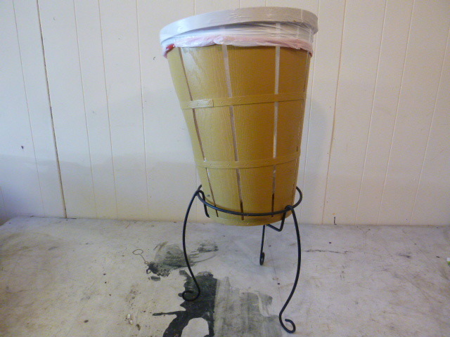 lot 46 image: Trash Can