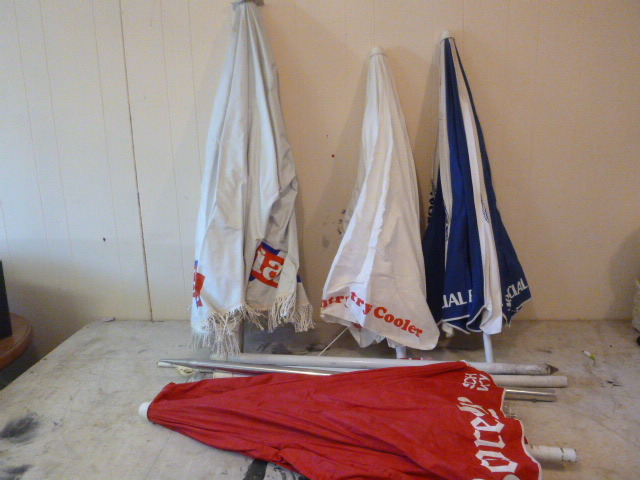 lot 62 image: 4 Patio Umbrellas
