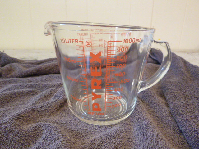 lot 100 image: Pyrex Measuring Cup