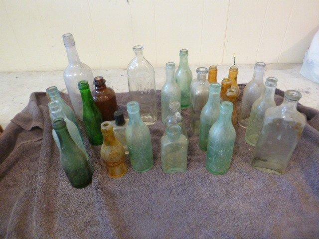 lot 102 image: Miscellaneous Vintage Bottles
