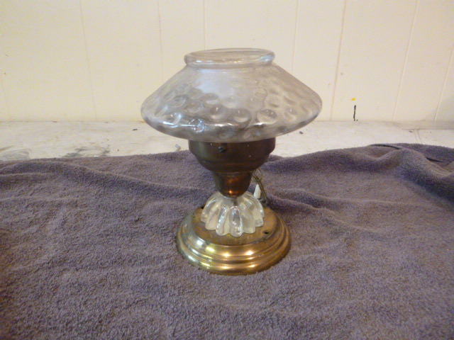 lot 103 image: Small Vintage Lamp