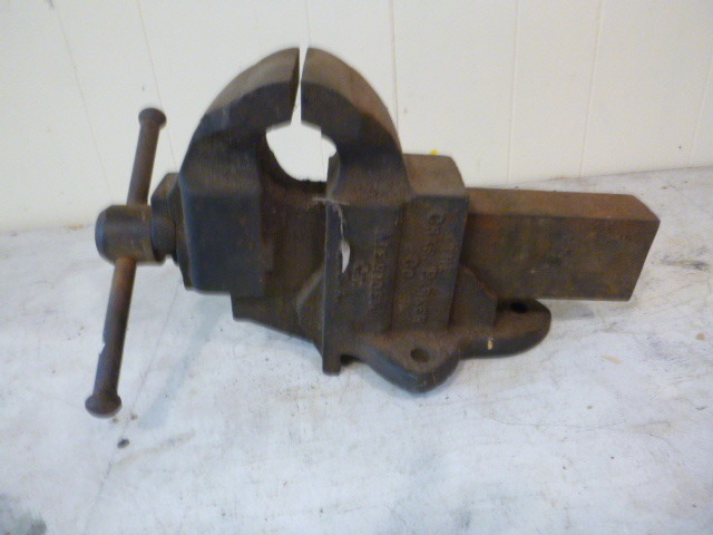 lot 143 image: 4 Bench Vise