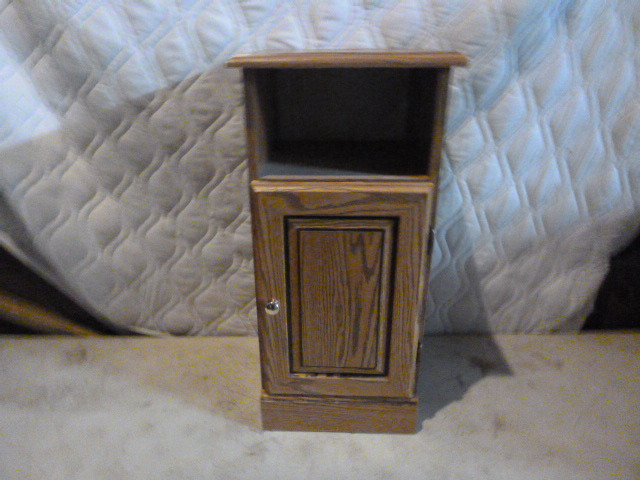 lot 165 image: Small Stand
