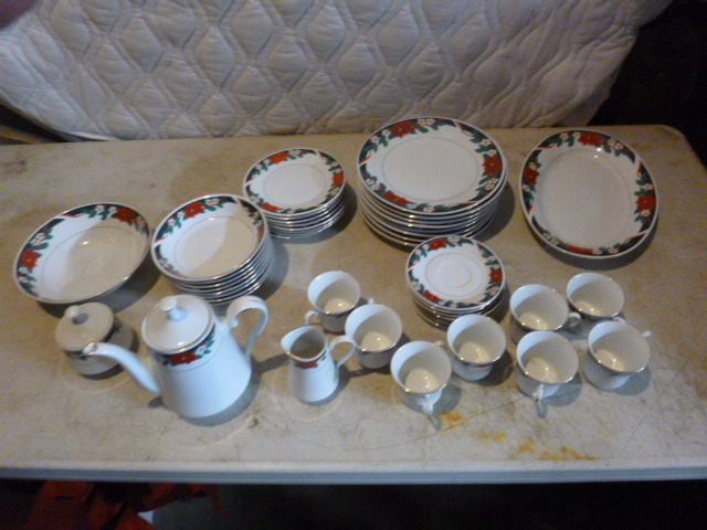 lot 168 image: Christmas Dinnerware