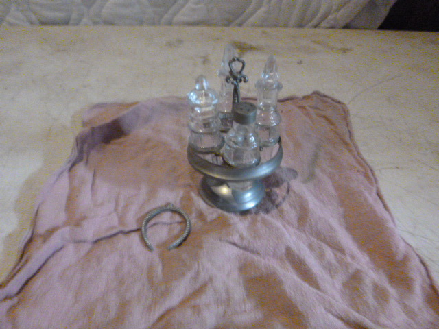 lot 171 image: Cruet Set