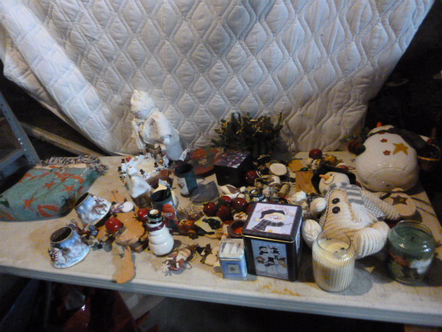 lot 173 image: Miscellaneous Christmans Dcor