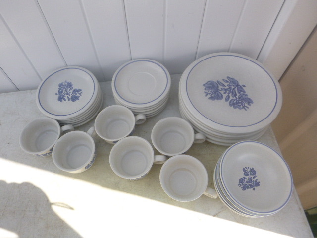 lot 183 image: 6 Place Setting Dinneware