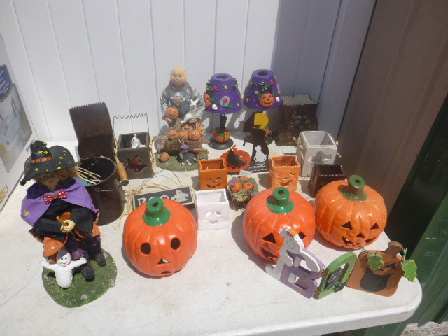 lot 191 image: Miscellaneous Halloween Dcor