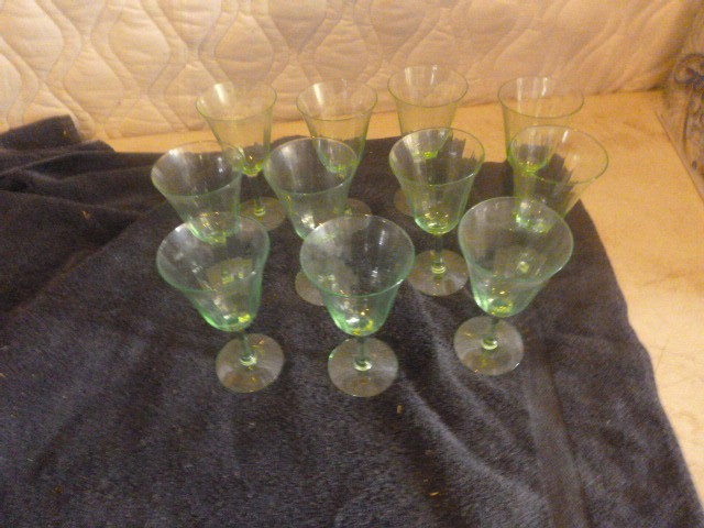 lot 200 image: 11 Vintage Wine Glasses