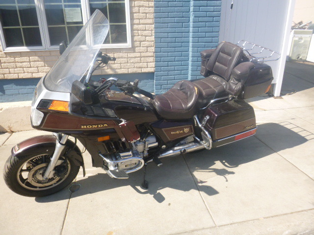 lot 4 image: 1985 Honda RS Goldwing GL 1200 Aspencade Motorcycle