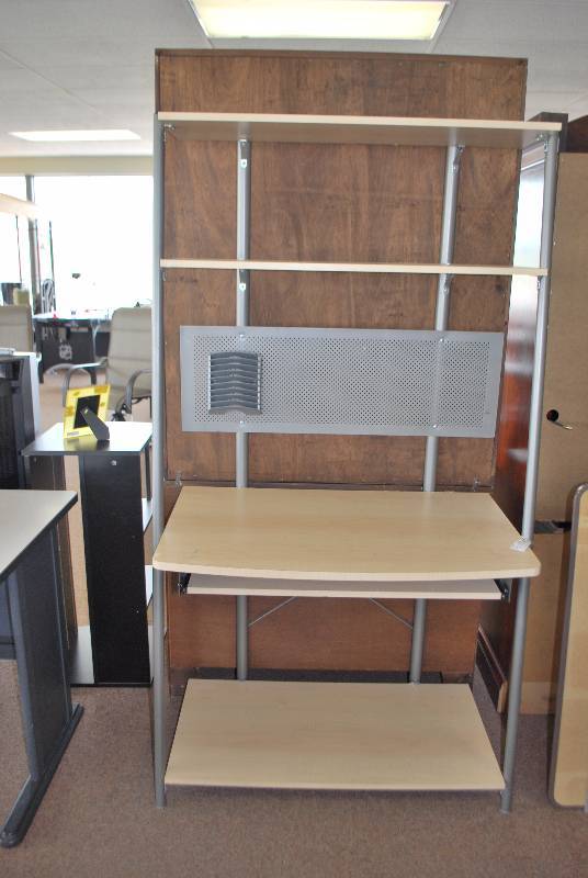 lot 15 image: Computer Desk
