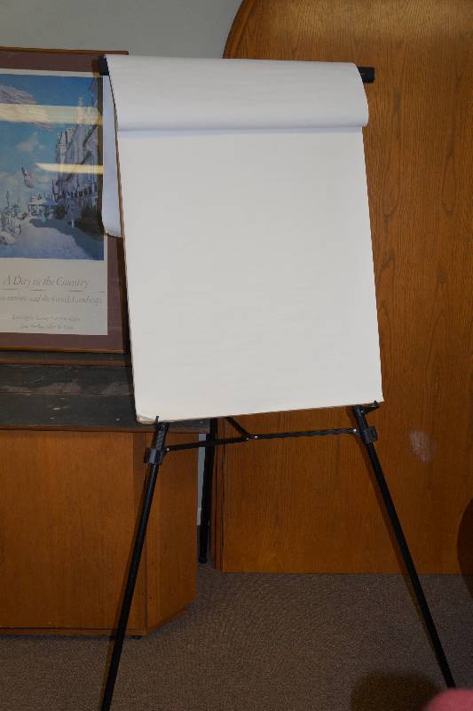lot 36 image: Adjustable Height Telescoping 3M Easel with Pad (Paper)